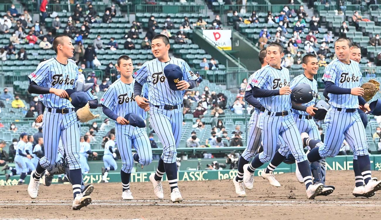 東海大甲府に勝利し向かい合って応援団席に駆け出す東海大相模エース石田隼都（左）と先発で好投した石川永稀（左から3人目）（撮影・上田博志）