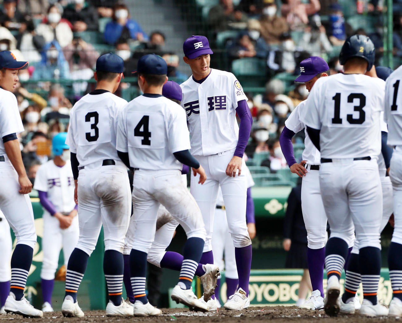 宮崎商に完投勝利を収め整列する天理・達（中央）（撮影・加藤哉）