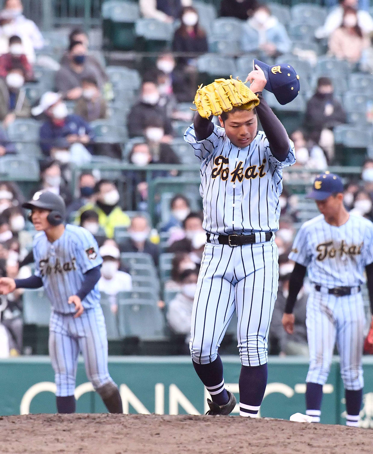 東海大相模対東海大甲府　11回表東海大相模1死二塁、大塚に勝ち越し打を許しマウンドで汗をぬぐう若山（撮影・上田博志）
