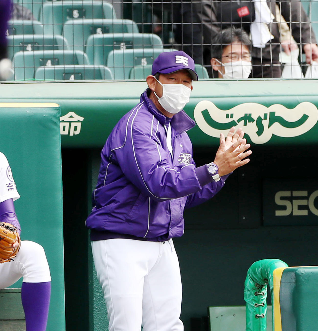 7回表、ベンチから選手に指示を出す天理の中村監督（撮影・加藤哉）