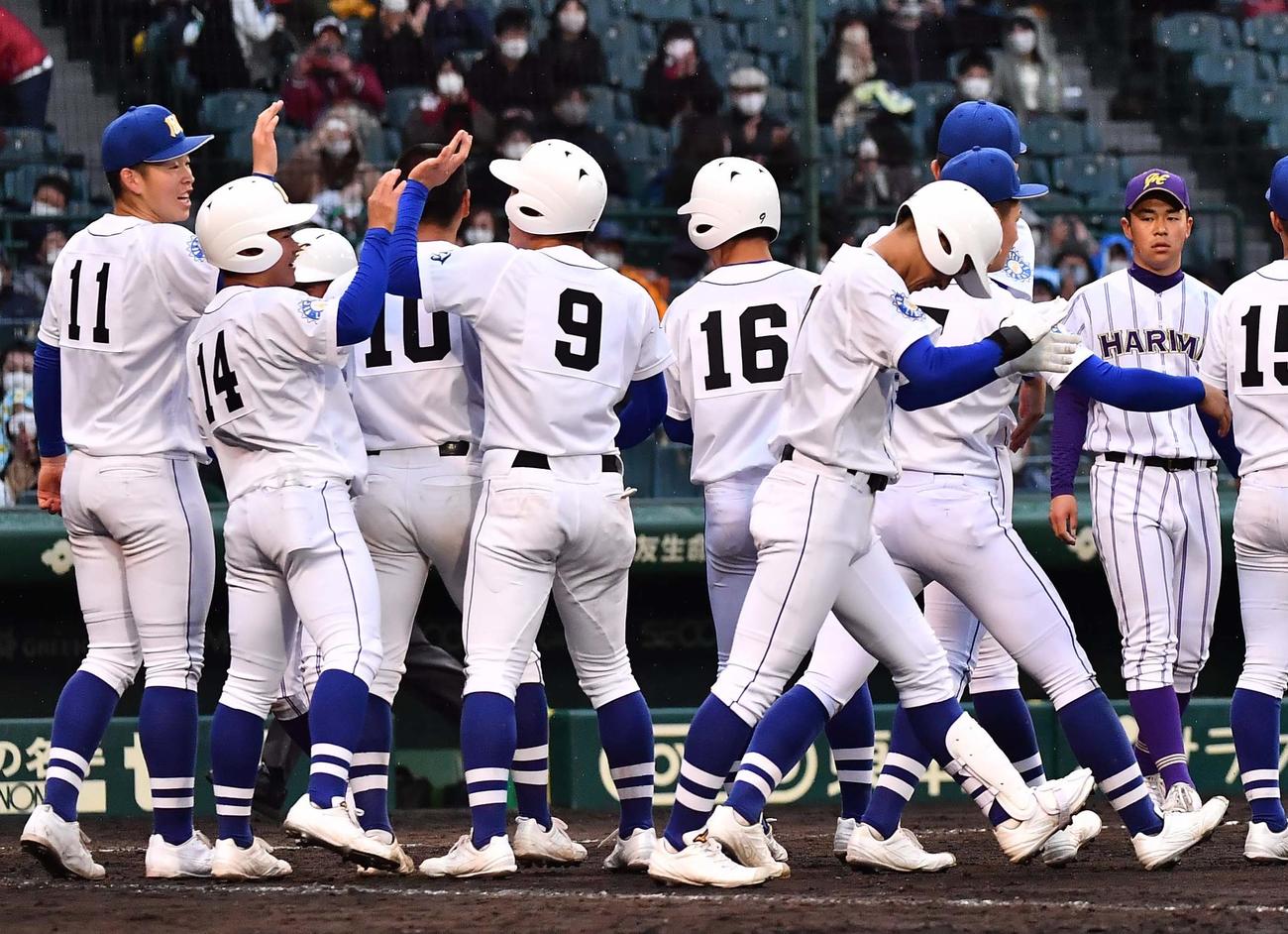 東播磨対明豊　11回裏明豊無死満塁、暴投でサヨナラ負けとなり呆然とする東播磨エース鈴木悠仁（右）（撮影・上田博志）