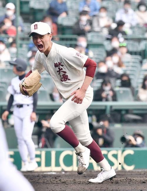 福岡大大濠対大崎　2回裏大崎2死一、二塁、村田慶二から三振を奪い雄たけびをあげる毛利海大（撮影・上田博志）