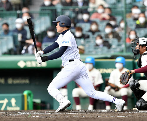 福岡大大濠対大崎　7回裏大崎2死一、二塁、坂本は中前適時打を放つ（撮影・滝沢徹郎）