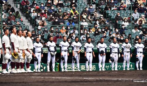 福岡大大濠対大崎　福岡大大濠に敗れ肩を落として整列する大崎ナイン（撮影・上田博志）