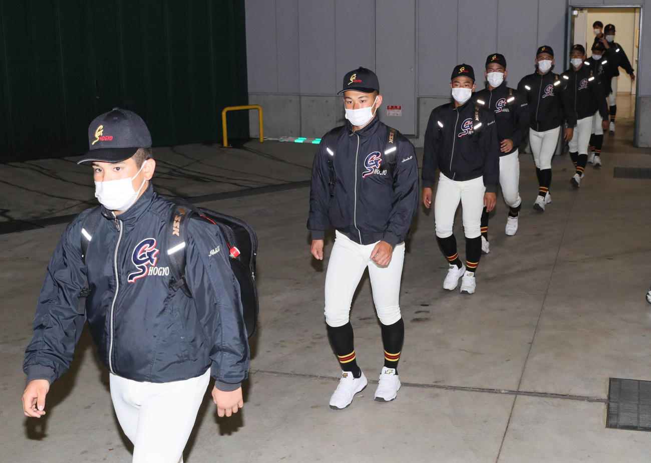 雨天練習を終え、阪神甲子園球場を出る具志川商の選手たち（代表撮影）