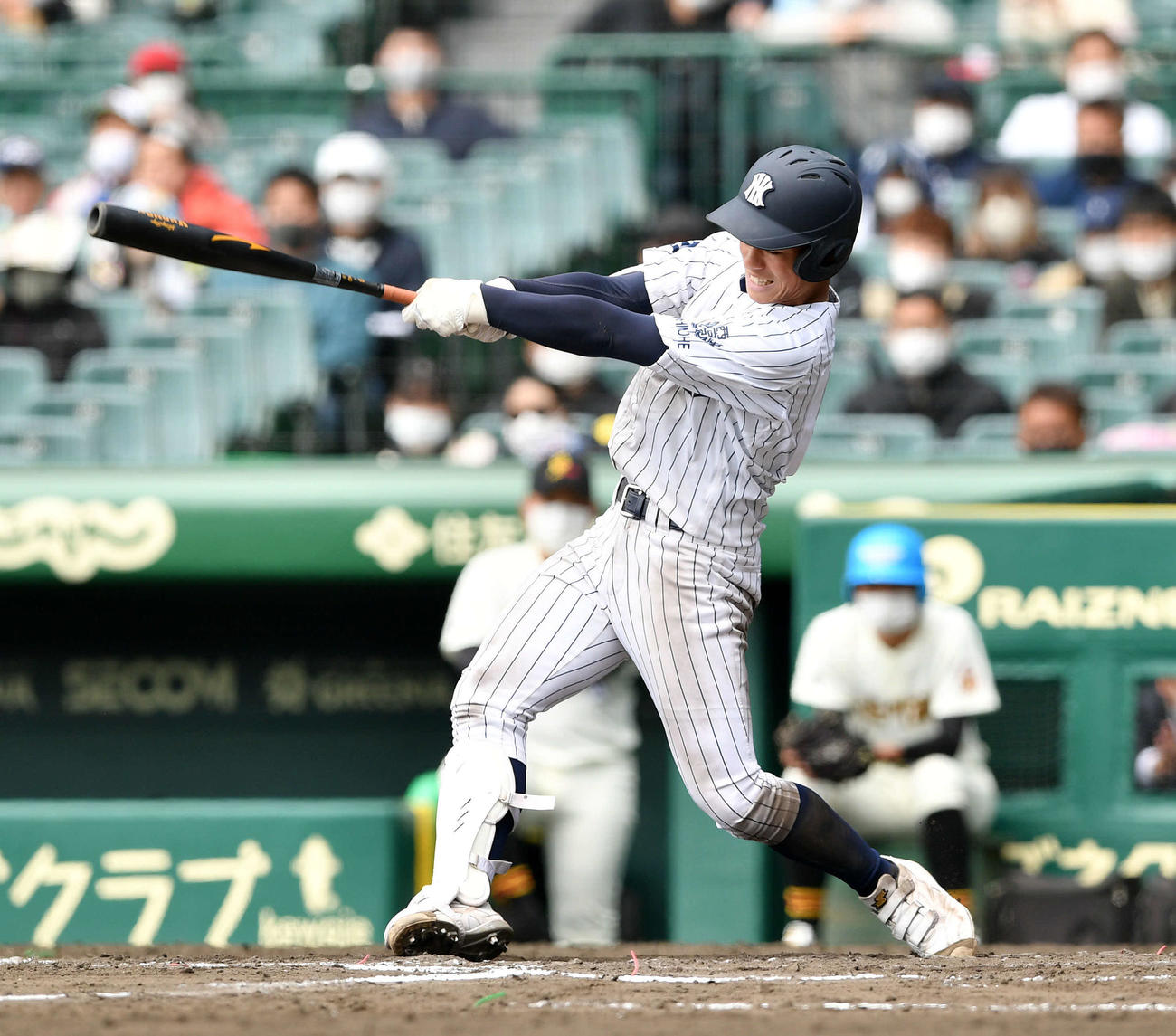 八戸西対具志川商　7回表八戸西2死満塁、桐山は右2点適時打を放つ（撮影・滝沢徹郎）