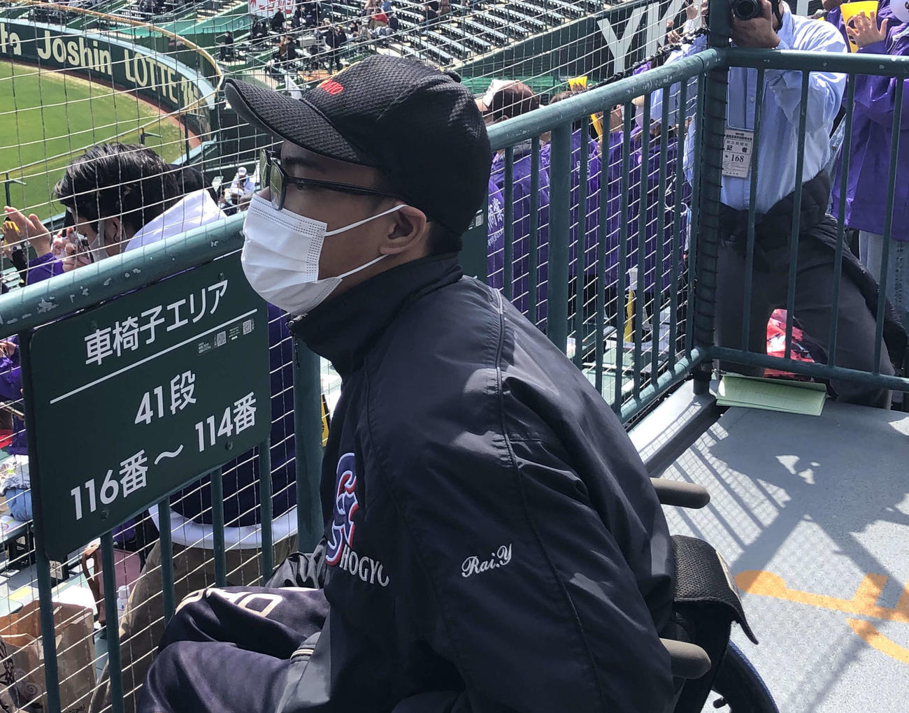 スタンドの車椅子席から応援する具志川商・山城マネジャー