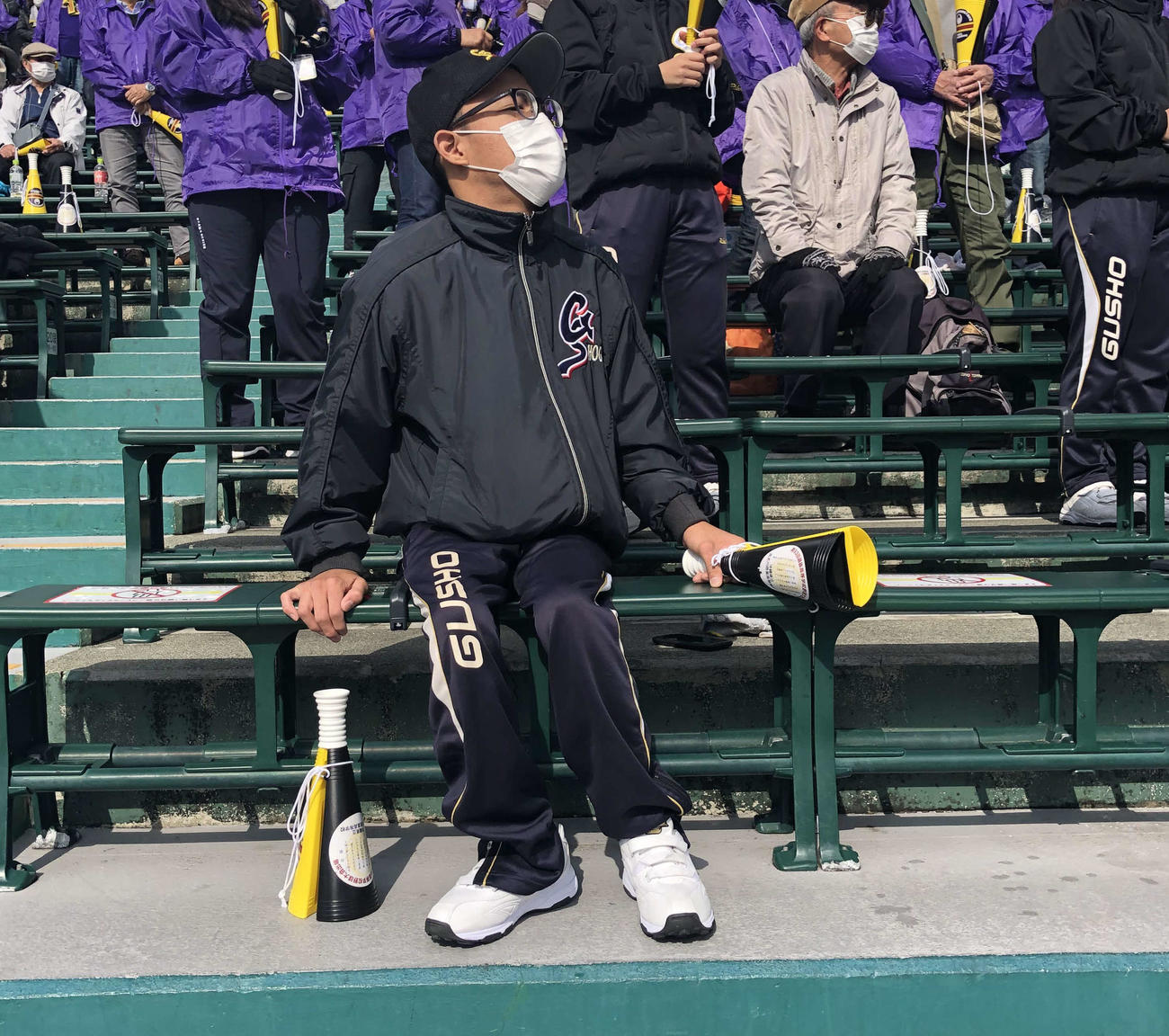 スタンドから応援する具志川商・山城マネジャー