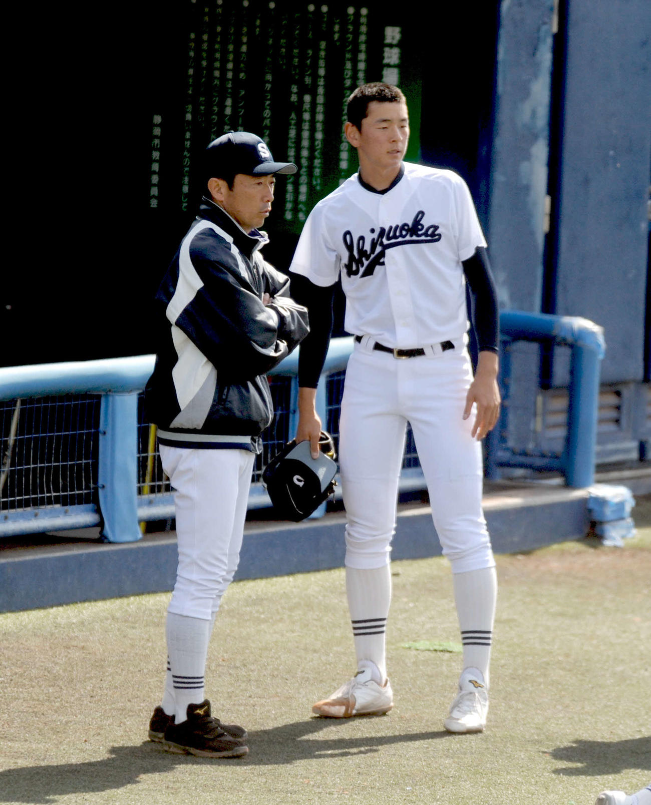 ベンチ前で話をする静岡高の栗林監督（左）と高須