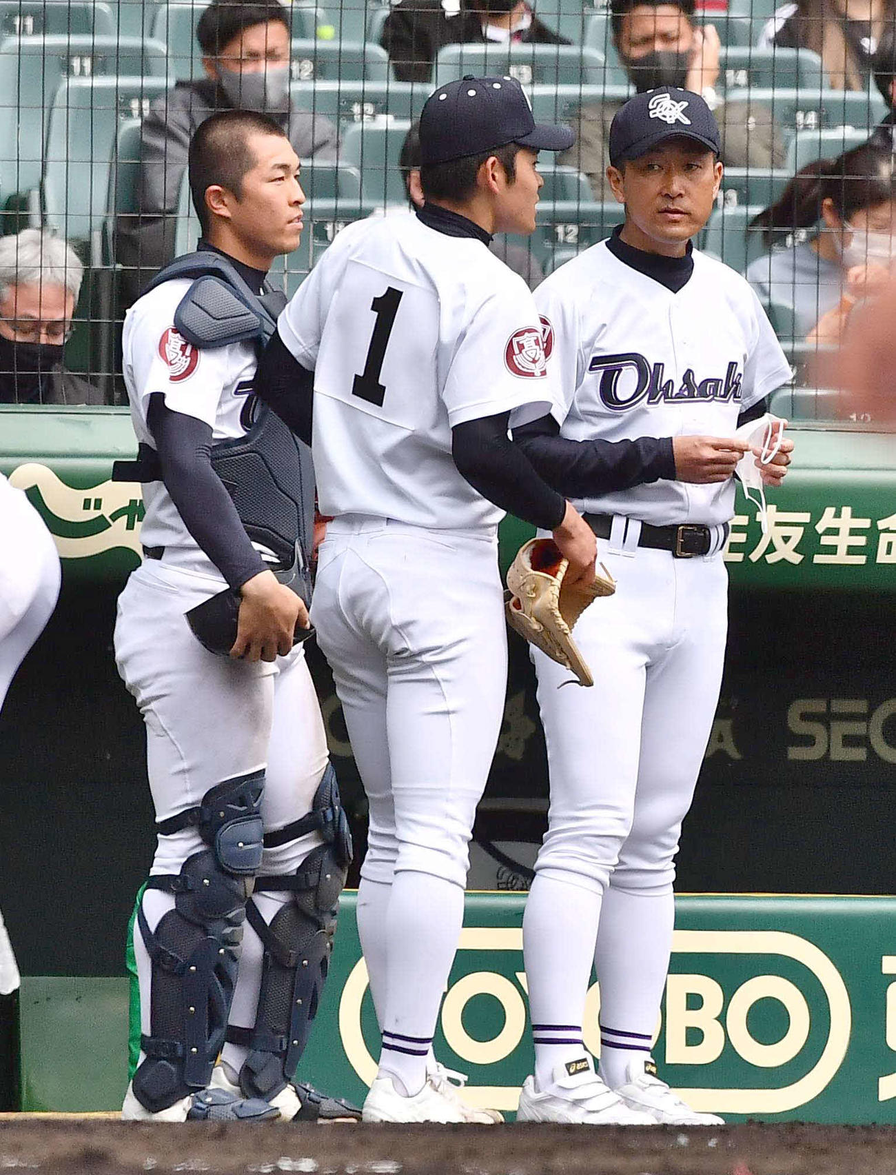 エース坂本安司（中央）田栗慶太郎バッテリーに声を掛ける大崎・清水央彦監督（撮影・上田博志）
