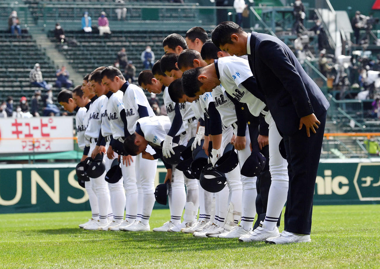 福岡大大濠対大崎　試合後、応援団にあいさつする大崎ナイン（撮影・滝沢徹郎）