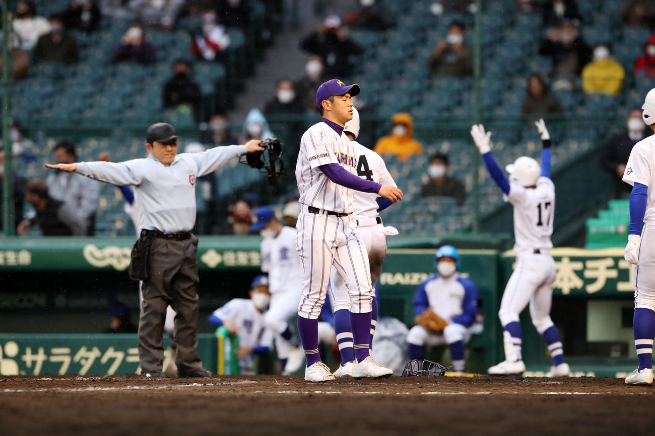 東播磨対明豊　11回裏明豊無死満塁、鈴木は打者田中のときに暴投でサヨナラ負け。右は生還した三塁走者の黒木（撮影・加藤哉）