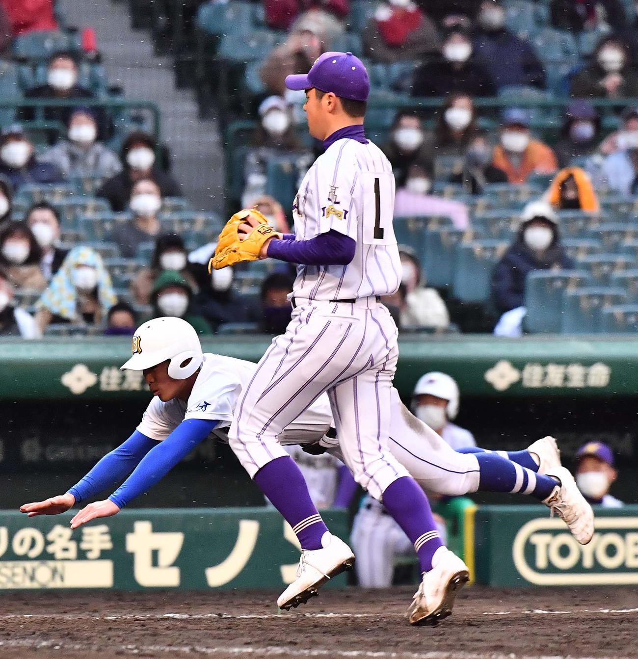東播磨対明豊　11回裏明豊無死満塁、鈴木（手前）の暴投で本塁へ頭から飛び込む黒木（撮影・上田博志）