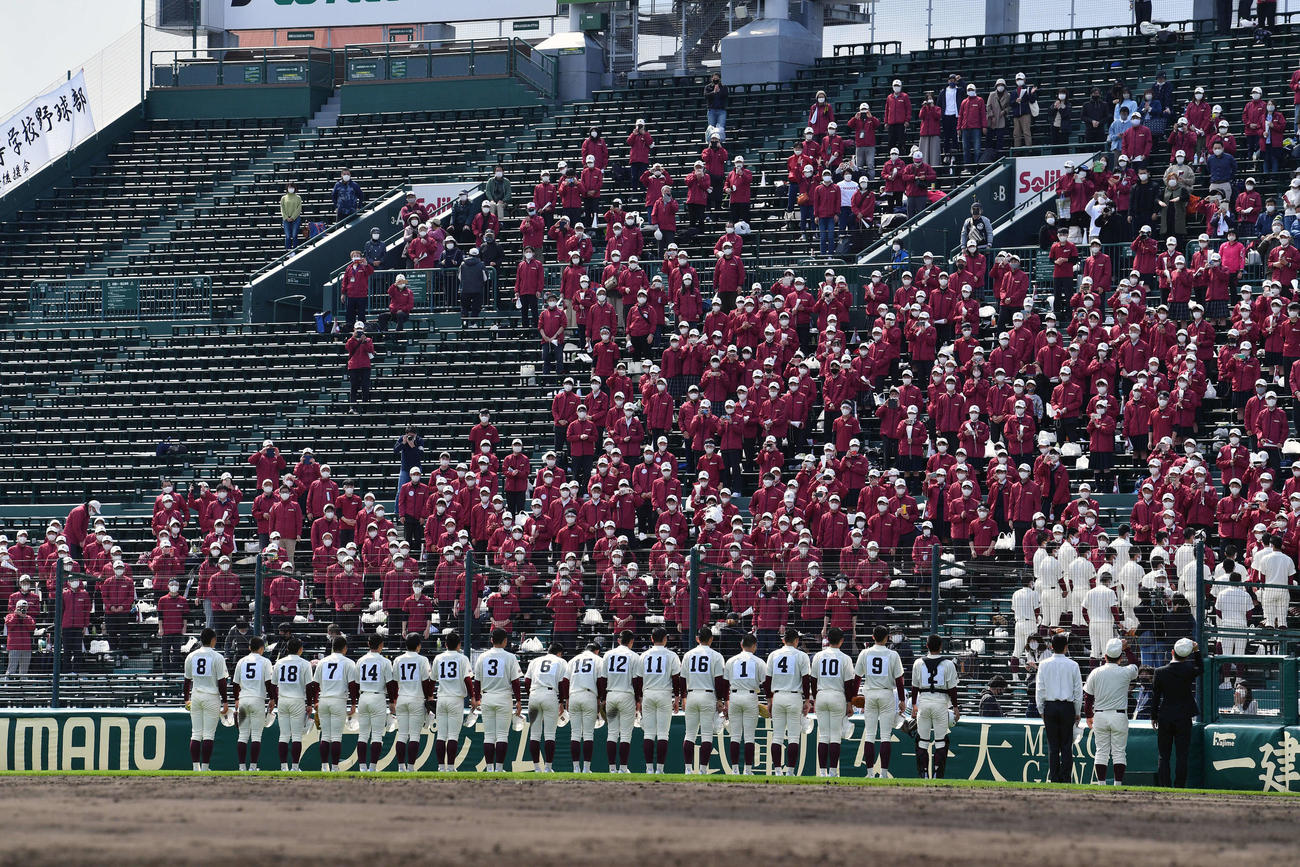 福岡大大濠対大崎　試合後、応援団にあいさつする福岡大大濠ナイン（撮影・滝沢徹郎）