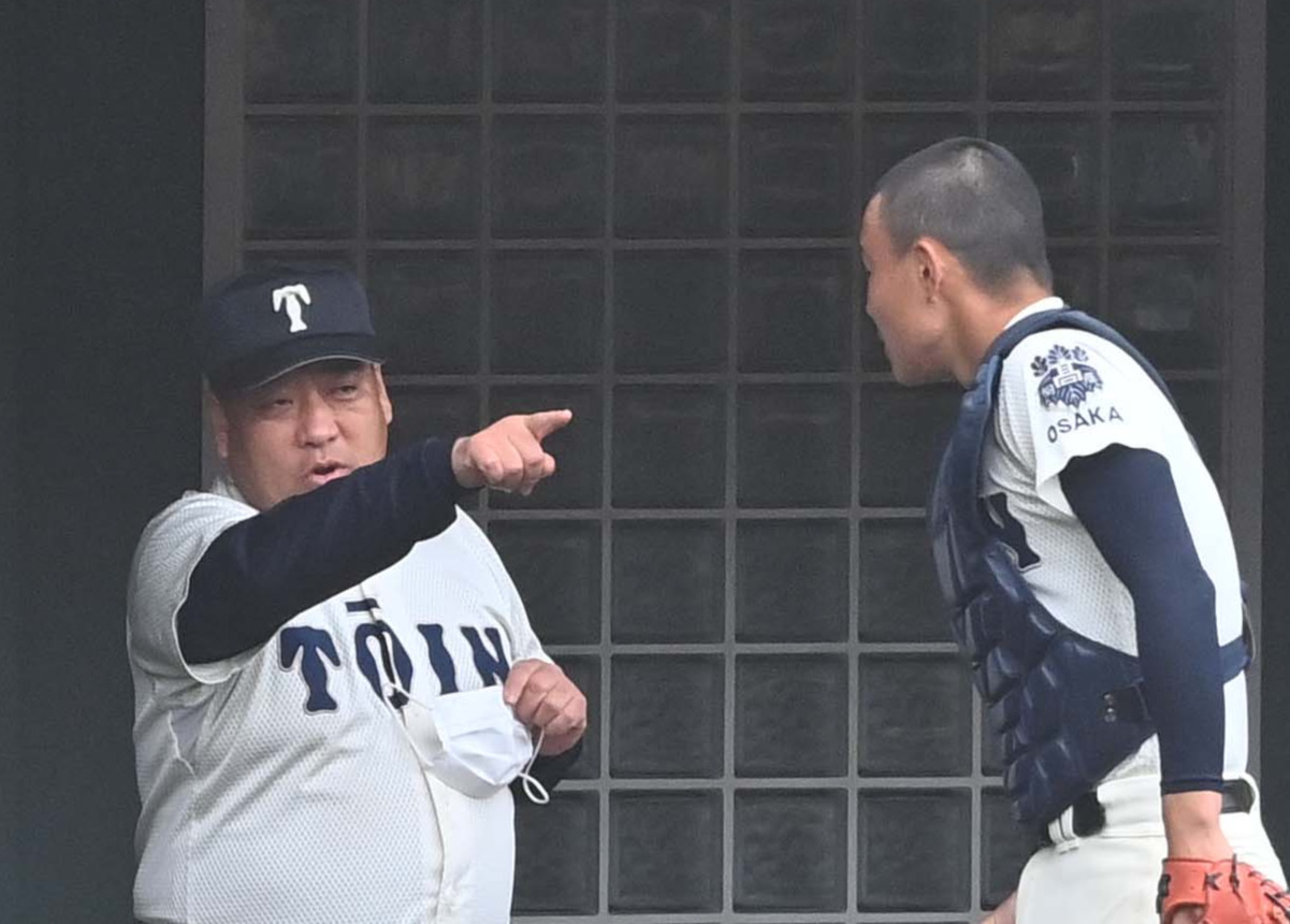 選手に指示を出す大阪桐蔭・西谷監督（2021年3月6日撮影）