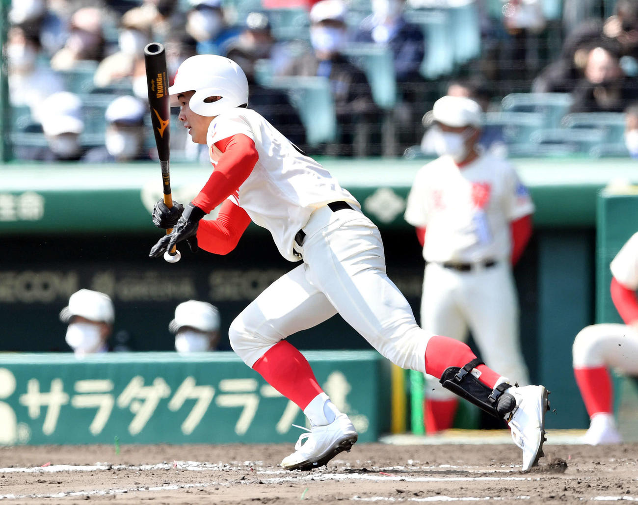 大阪桐蔭対智弁学園　6回裏智弁学園無死一、二塁、森田は中前2点適時打を放つ（撮影・滝沢徹郎）