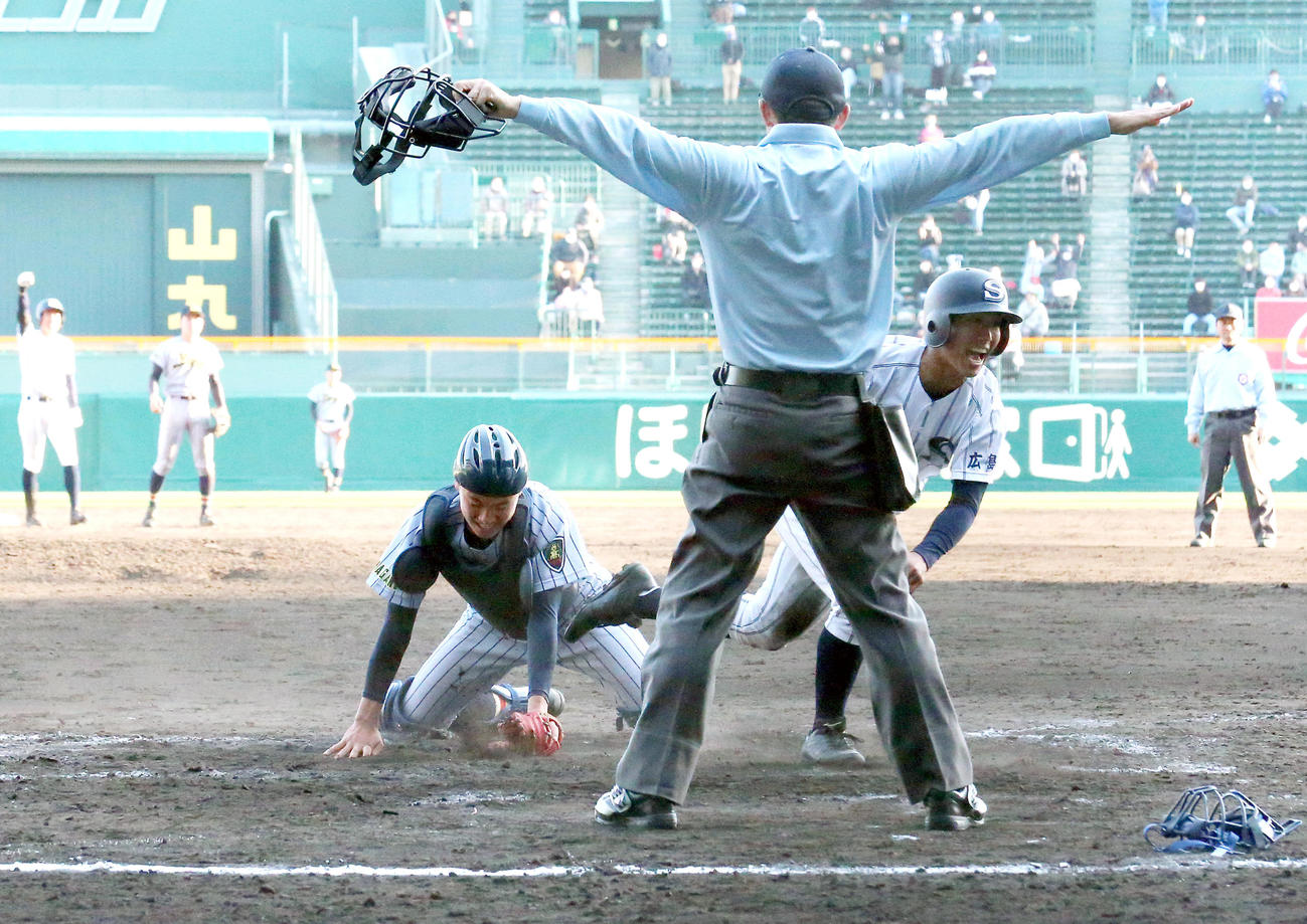 上田西対広島新庄　12回裏広島新庄2死一塁、花田の右二塁打で一走瀬尾（手前右）がサヨナラ生還する。捕手小川（撮影・上山淳一）