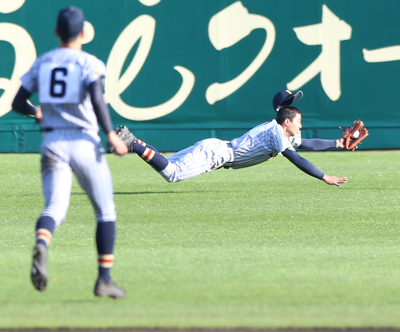 10回裏広島新庄無死、左翼手大藪は花田侑樹の打球を好捕する（撮影・上山淳一）