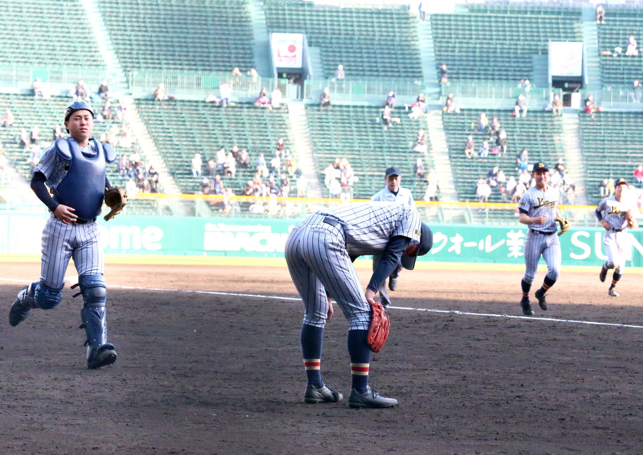 上田西対広島新庄　12回裏広島新庄2死一塁、上田西エース山口（左から2人目）はサヨナラ負けしガックリうなだれる（撮影・上山淳一）