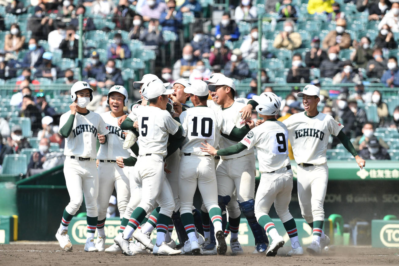 県岐阜商対市和歌山　9回裏、サヨナラ勝ちに抱き合って喜ぶ市和歌山ナイン（撮影・滝沢徹郎）