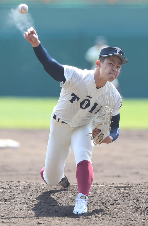 大阪桐蔭対智弁学園　5回、大阪桐蔭2番手で登板の関戸（撮影・上山淳一）