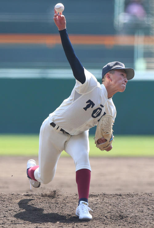 大阪桐蔭対智弁学園　6回途中、大阪桐蔭3番手で登板の竹中（撮影・上山淳一）