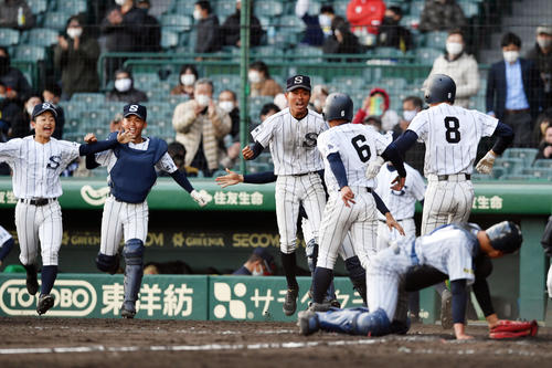 上田西対広島新庄　サヨナラ勝ちし喜ぶ広島新庄ナイン（撮影・滝沢徹郎）