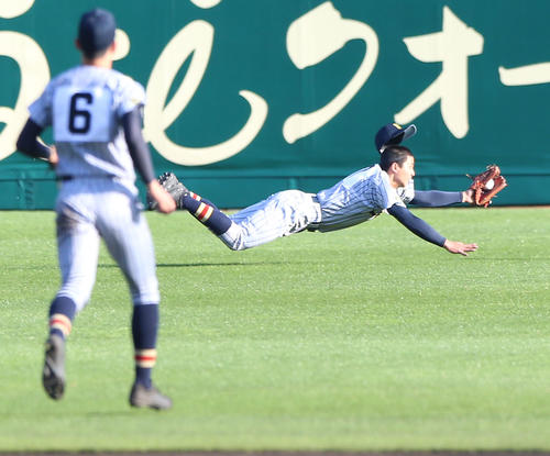 10回裏広島新庄無死、左翼手大藪は花田侑樹の打球を好捕する（撮影・上山淳一）