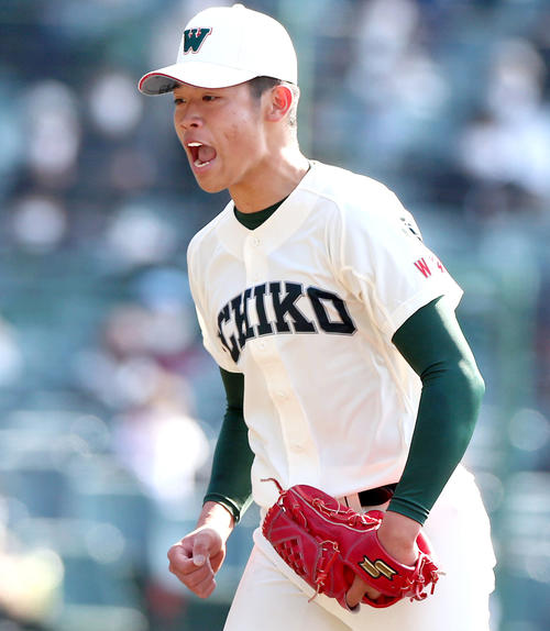 県岐阜商対市和歌山　3回表県岐阜商2死二、三塁、小園は山本から三振を奪い雄たけびをあげベンチへ引き揚げる（撮影・上山淳一）