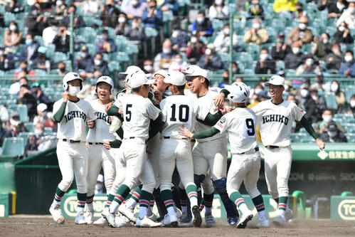 県岐阜商対市和歌山　9回裏、サヨナラ勝ちに抱き合って喜ぶ市和歌山ナイン（撮影・滝沢徹郎）