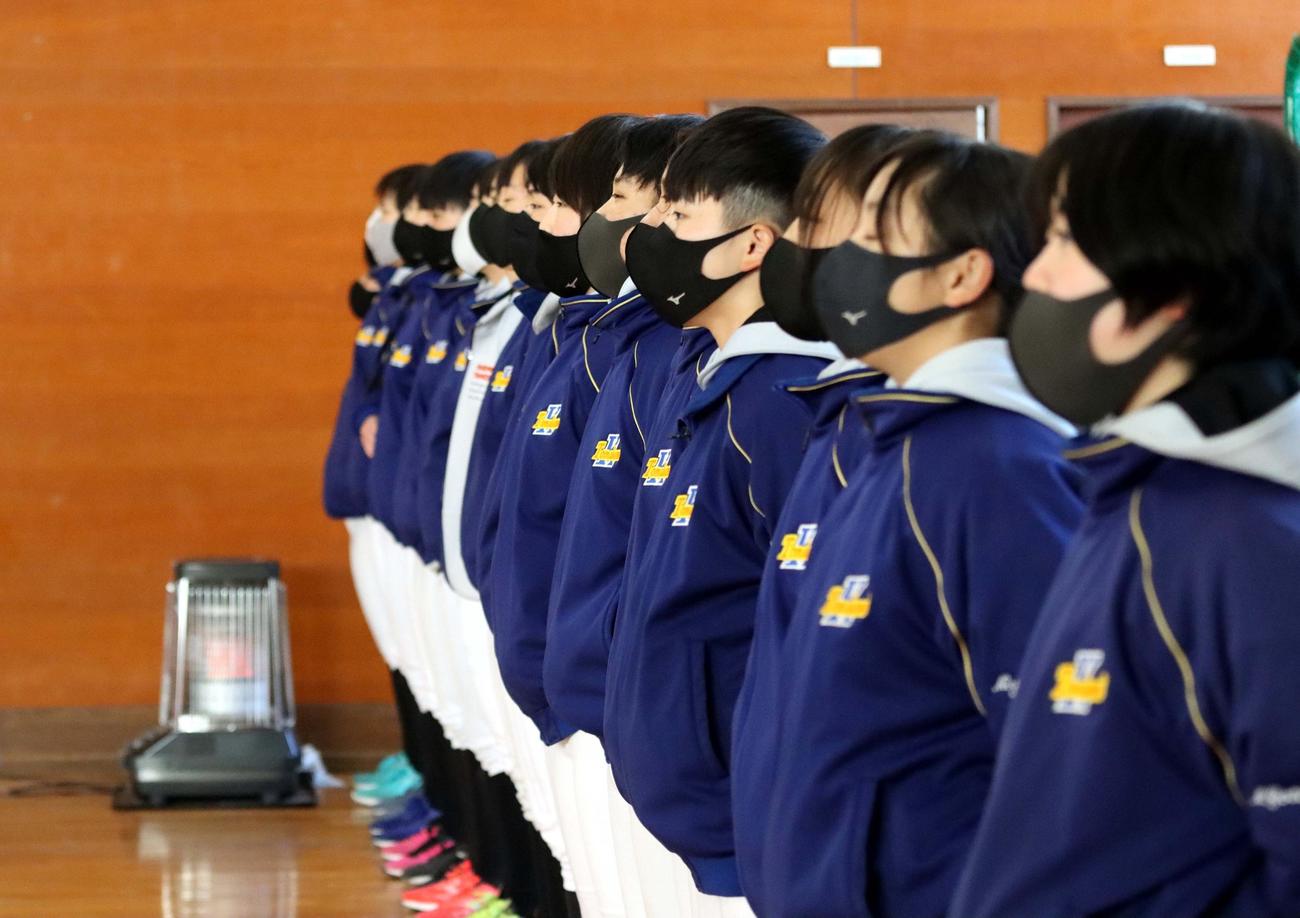 練習開始前に整列する駒大苫小牧の選手たち（撮影・永野高輔）
