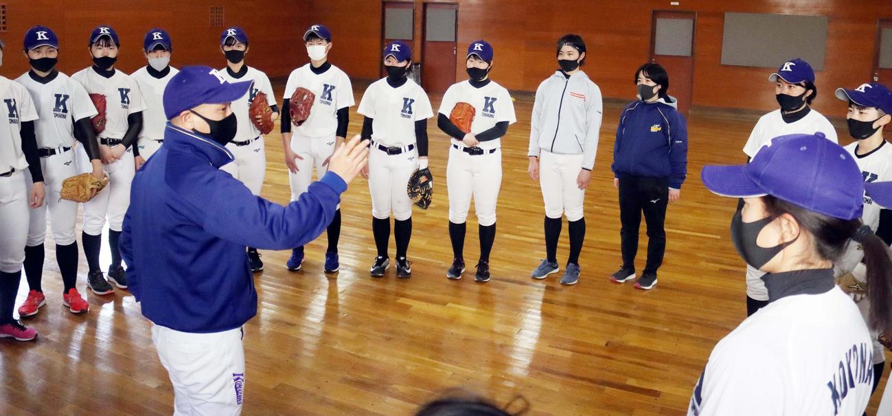 選手にアドバイスする駒大苫小牧の茶木監督（撮影・永野高輔）