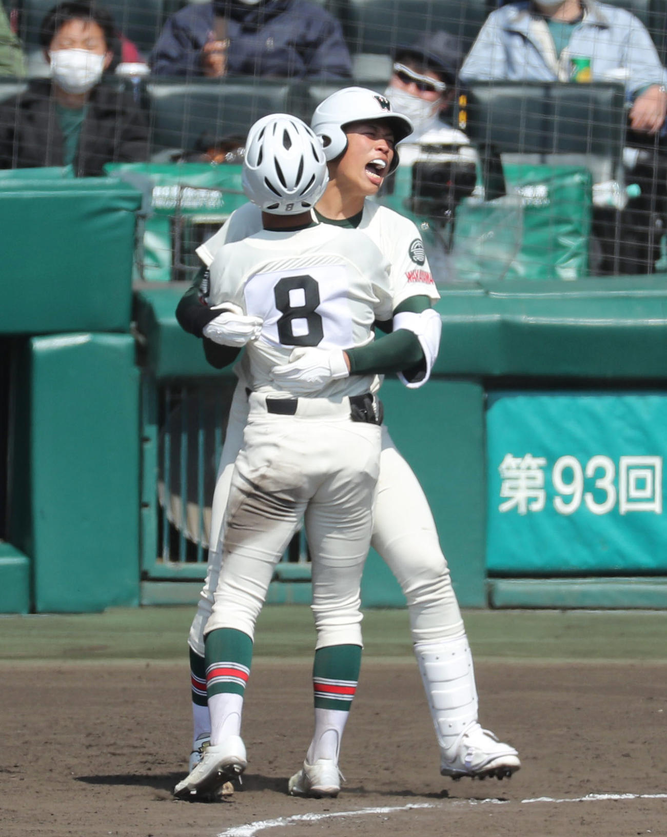 市和歌山対県岐阜商　9回裏市和歌山1死一、二塁、亀井新生の中前適時打でサヨナラの生還を果たした平林（手前）と抱き合って喜ぶ小園（撮影・前田充）