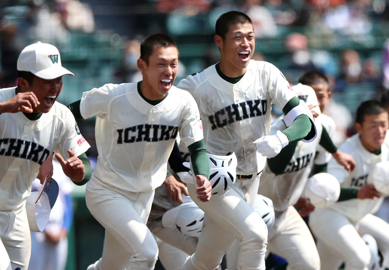 県岐阜商対市和歌山　県岐阜商に勝利し、応援席に向かって笑顔で駆けだす小園（左から3人目）ら市和歌山ナイン（撮影・上山淳一）