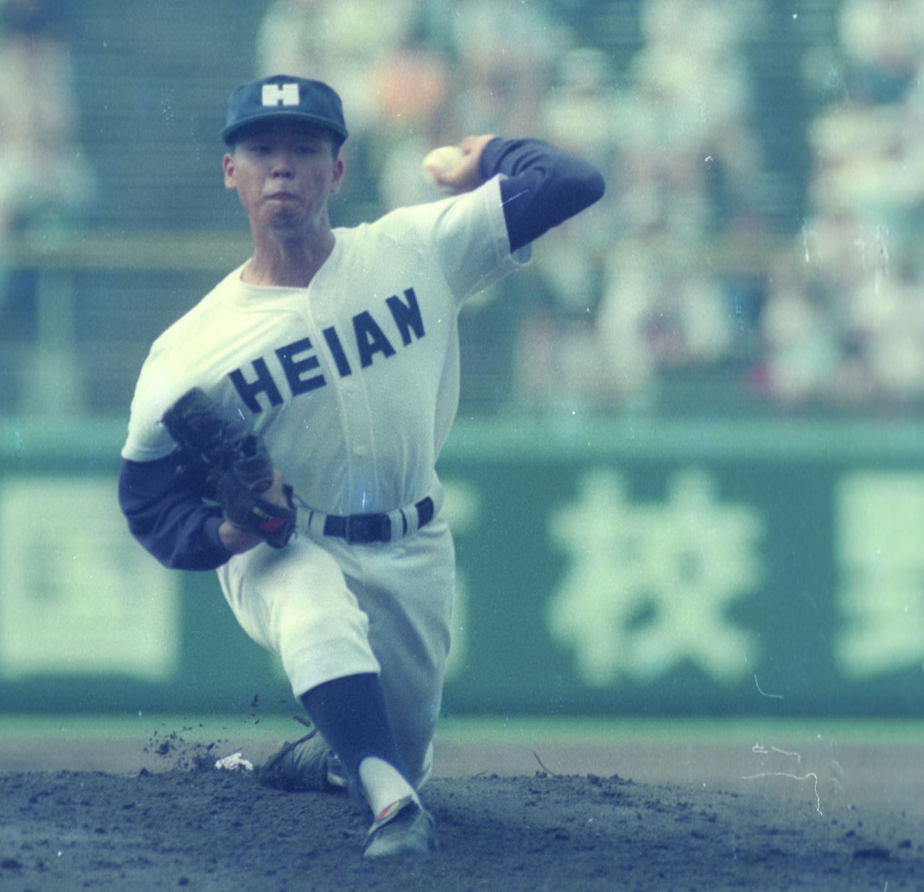 関東一戦で力投する平安・西村基治（1990年8月12日撮影）