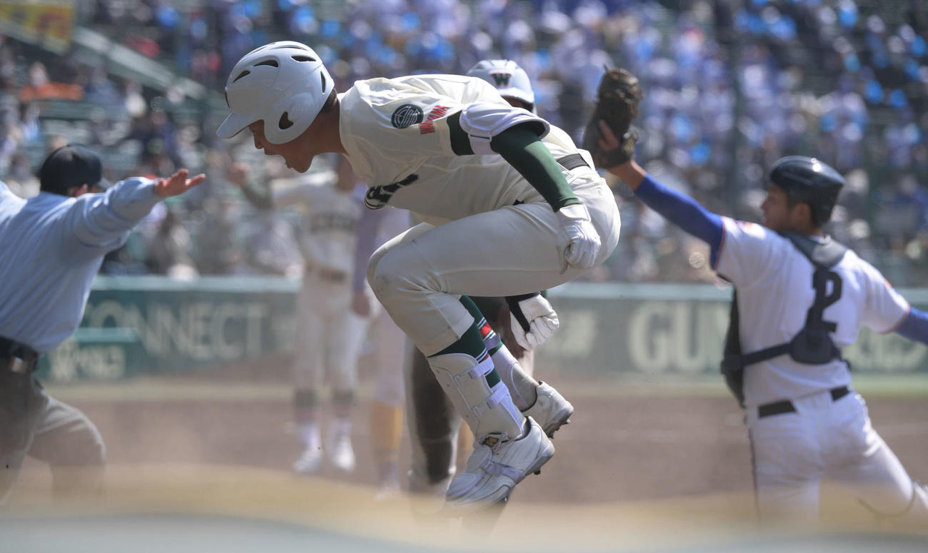 県岐阜商対市和歌山　サヨナラの瞬間、跳び上がって喜ぶ市和歌山・小園健太（撮影・渦原淳）