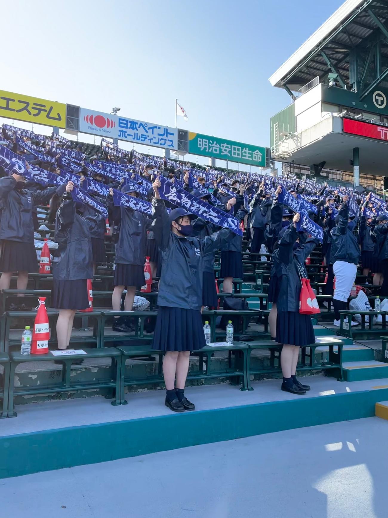 応援タオルを掲げる広島新庄のアルプス（撮影・保坂恭子）
