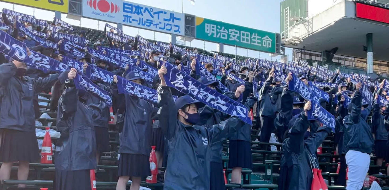 応援タオルを掲げる広島新庄のアルプス（撮影・保坂恭子）