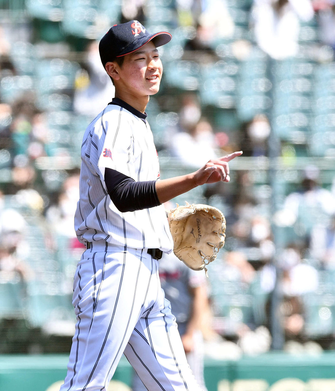 京都国際対柴田　3回表京都国際無死一、二塁、森下を併殺打に打ち取り笑顔の谷木（撮影・滝沢徹郎）　