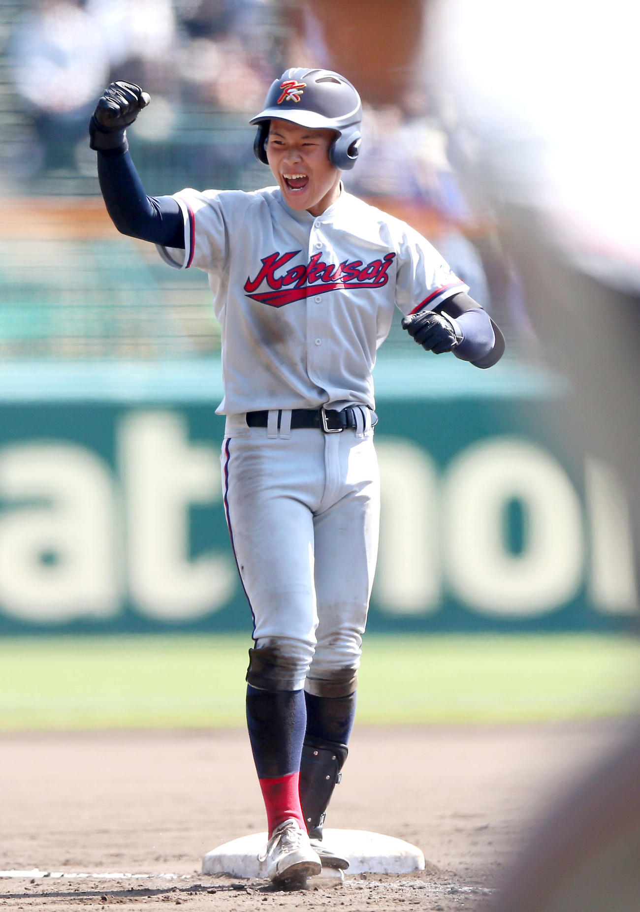 京都国際対柴田　7回表京都国際1死満塁、武田は走者一掃の適時三塁打を放ちガッツポーズ（撮影・上山淳一）