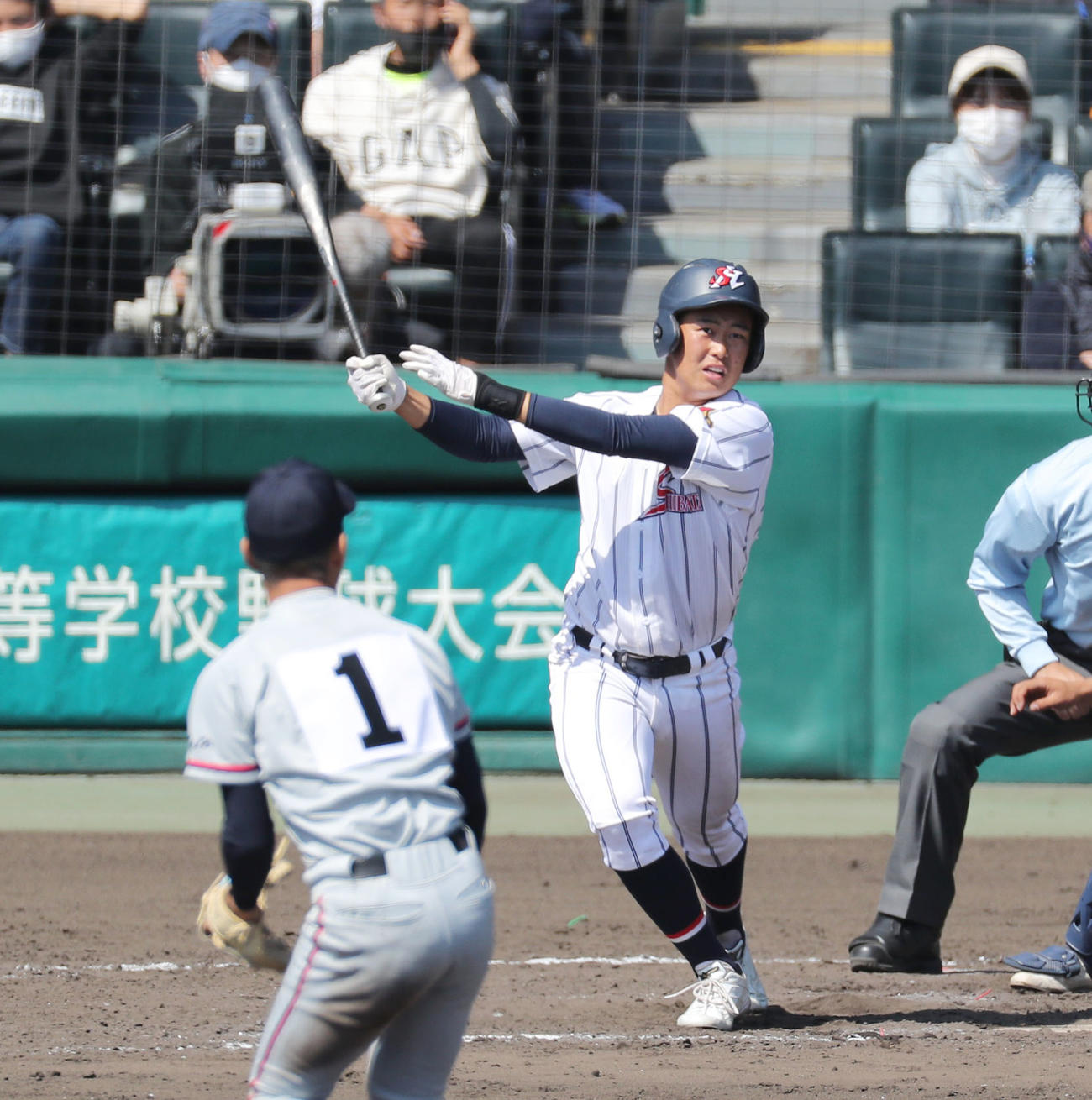 京都国際対柴田　7回裏柴田2死一、三塁、同点となる左前適時打を放つ菅野。投手平野（撮影・前田充）