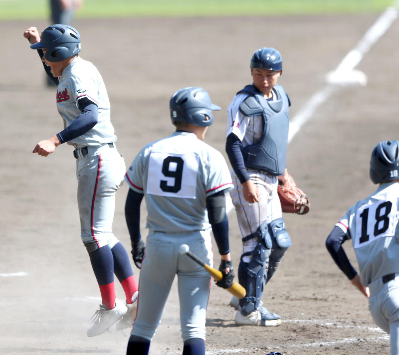 京都国際対柴田　京都国際対柴田　10回表京都国際1死二塁、中川の右前打で二走武田（左）が生還する（撮影・上山淳一）