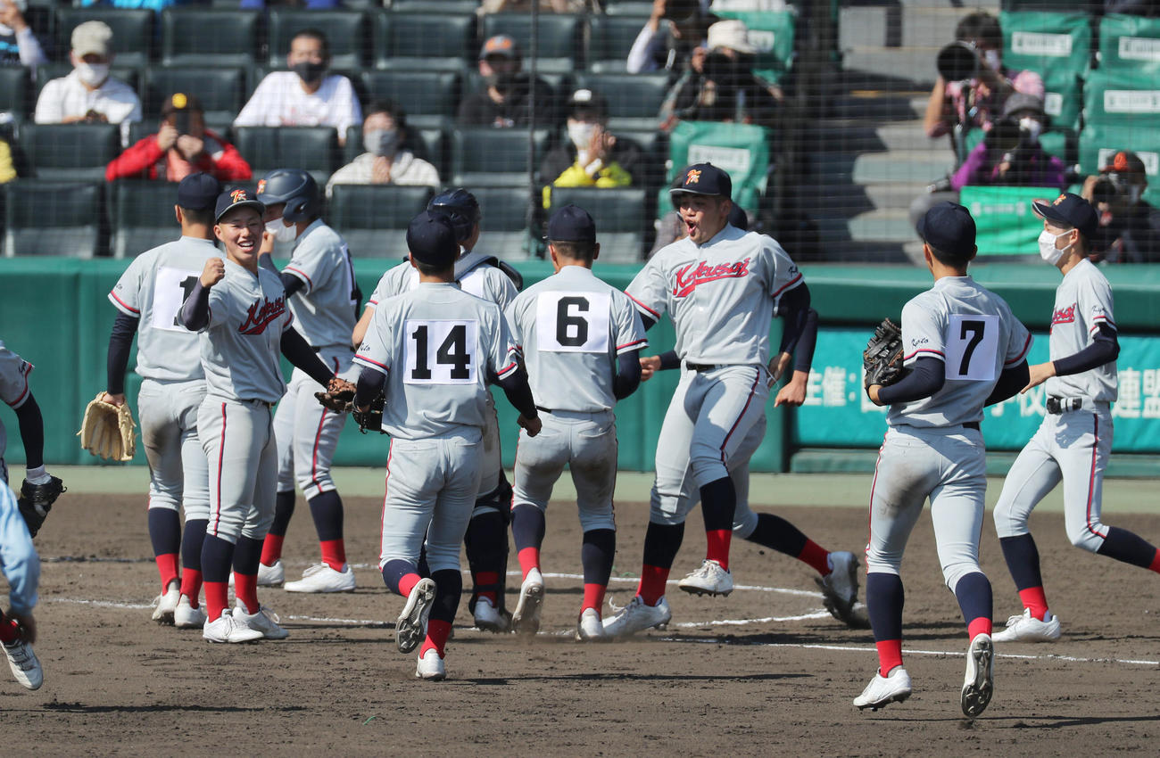 京都国際対柴田　柴田に勝利し喜ぶ京都国際ナイン（撮影・前田充）