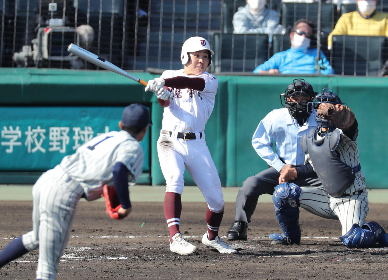 常総学院対敦賀気比　2回表常総学院2死満塁、左前2点適時打を放つ伊藤。投手竹松（撮影・前田充）