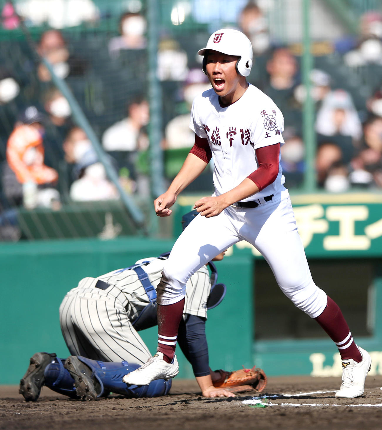 常総学院対敦賀気比　2回表常総学院2死満塁、打者・宮原の時、竹松の暴投で三走鳥山（手前）が生還する。捕手長尾（撮影・上山淳一）