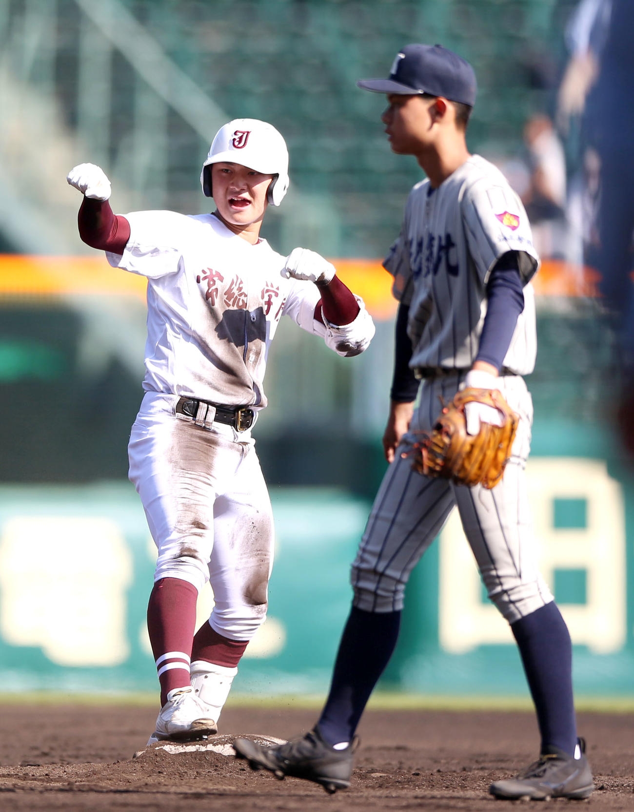 常総学院対敦賀気比　2回表常総学院1死一塁、田辺（左）は右へ二塁打を放ちポーズする（撮影・上山淳一）