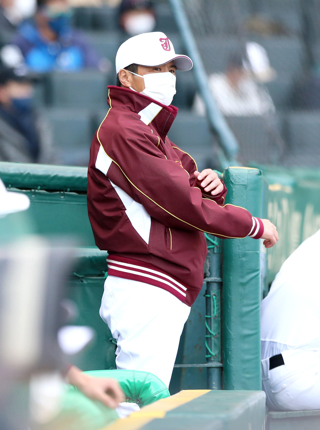 常総学院対敦賀気比　2回、常総学院の島田監督はベンチからサインを出す（撮影・上山淳一）