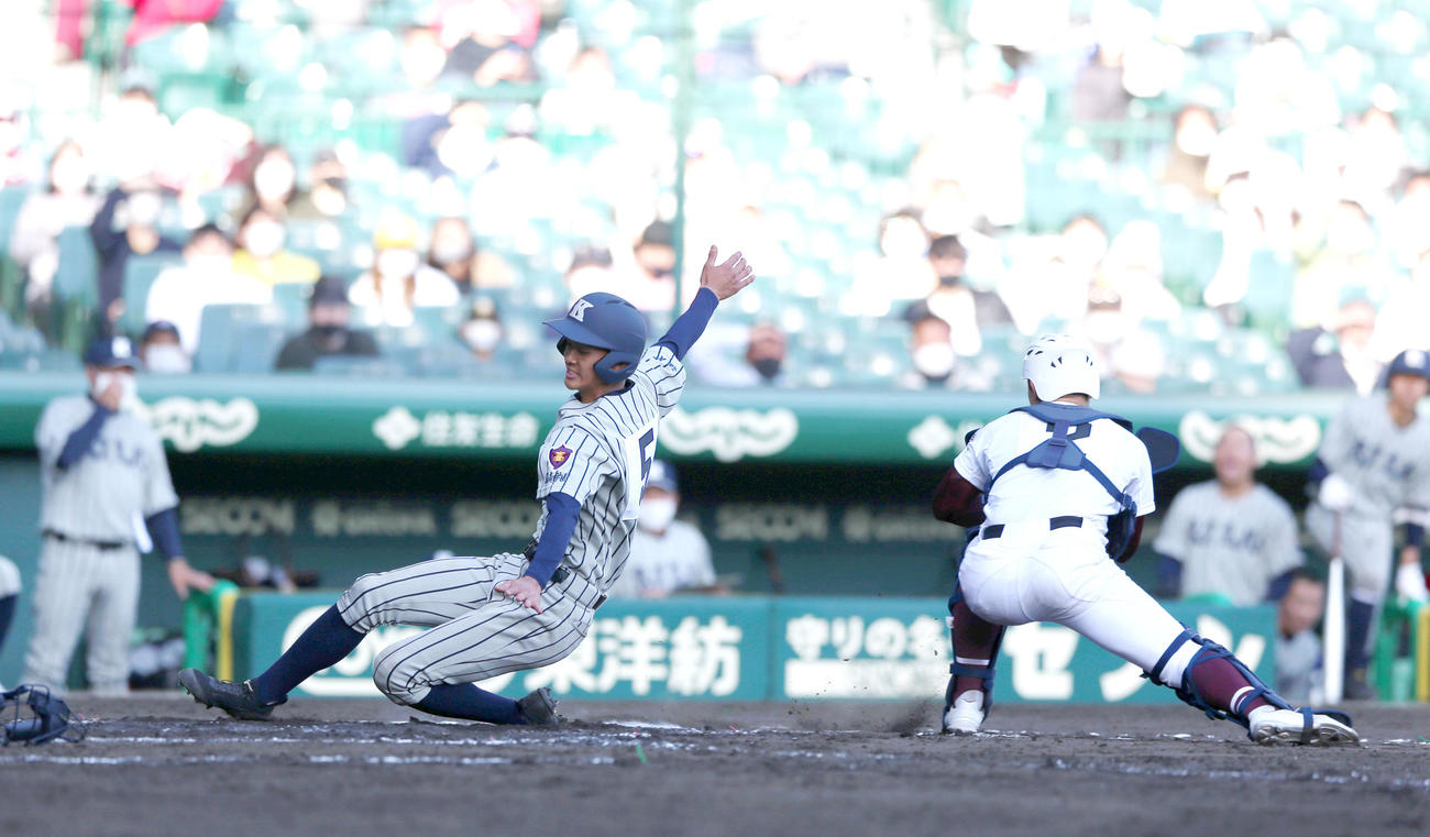 常総学院対敦賀気比　7回裏敦賀気比1死三塁、東の右犠飛で三走本田（中央）が生還する。捕手田辺（撮影・上山淳一）