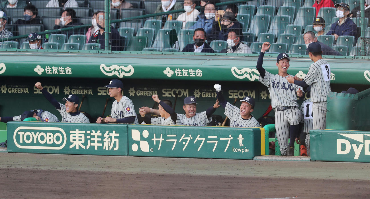 常総学院対敦賀気比　8回裏敦賀気比2死二塁、本田が同点適時打を放ち、ベンチで喜ぶ喜ぶ敦賀気比ナイン（撮影・前田充）