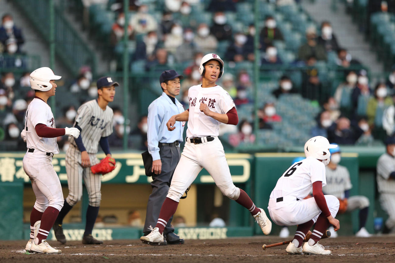 常総学院対敦賀気比　タイブレーク13回表常総学院無死一、二塁、秋本の右前適時打で二走三輪（右から2人目）が生還する（撮影・上山淳一）